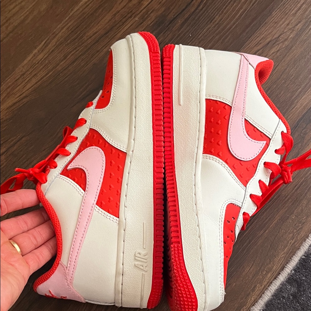 ❤️💕Nike Kids heart valentine’s Air Force One size 6Y